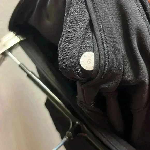 Lululemon Black Cropped Workout Pants-Size 6 - Picture 4 of 4